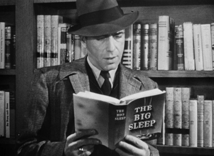 Humphrey Bogart como Philip Marlowe leyendo El sueño eterno